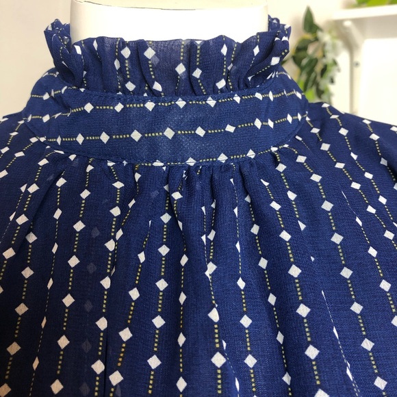 Elegant Blue Blouse - Picture 5 of 6